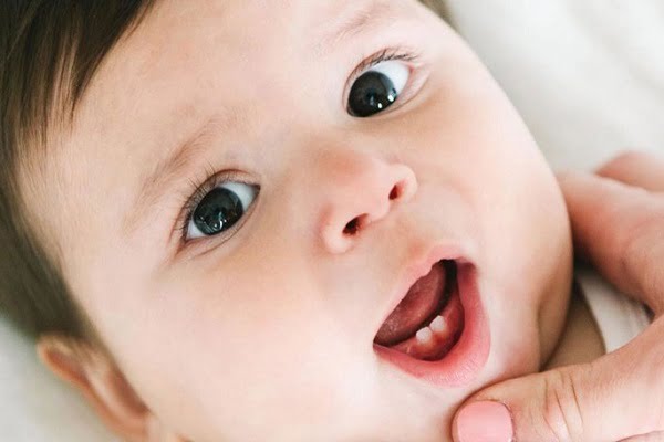 Tại sao trẻ mọc răng lại bị sốt