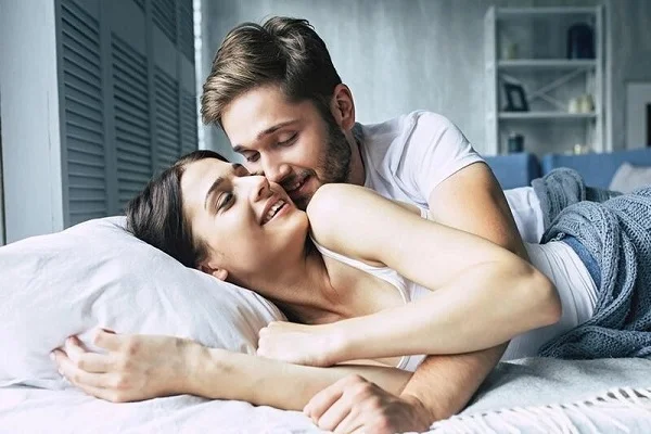 Vợ chồng ít quan hệ có sao không? Làm thế nào để cải thiện?