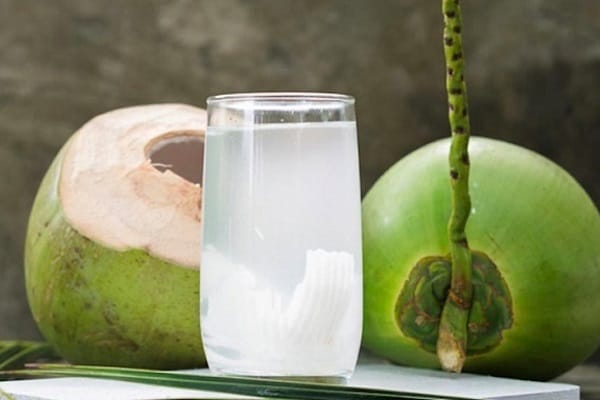 uống nước dừa có giảm đau họng không