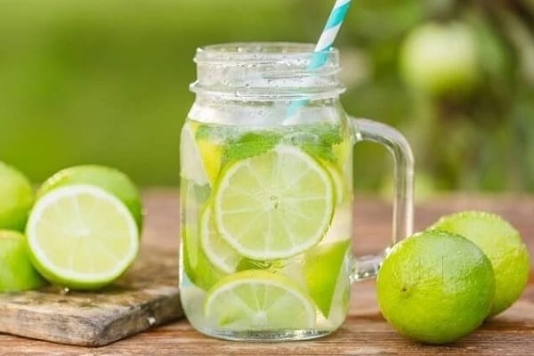 Bị men gan cao thì nên uống nước chanh